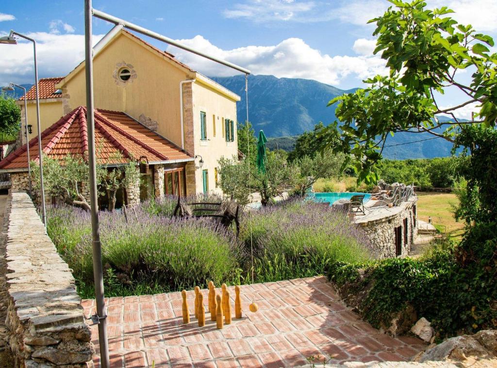 Zadvarje Guesthouses