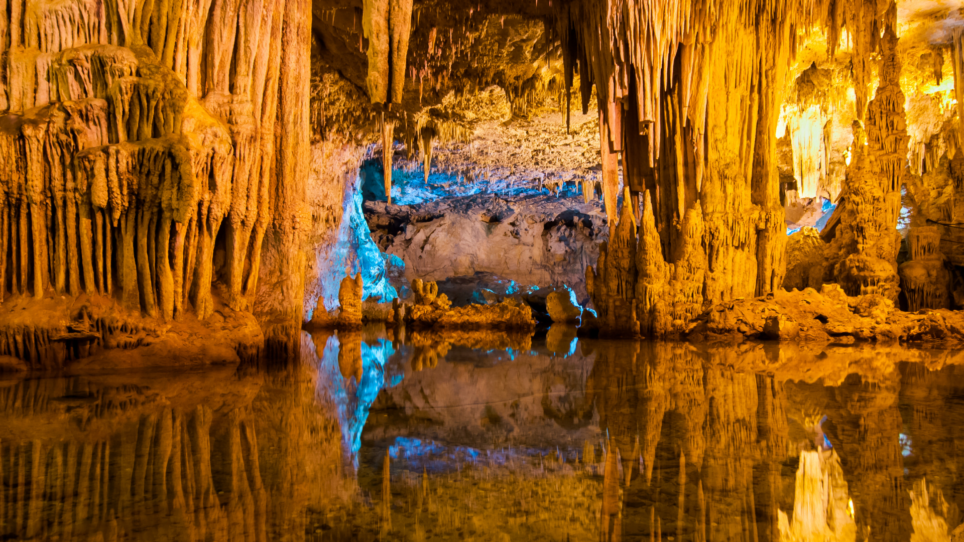 Grotta di Nettuno surrounds