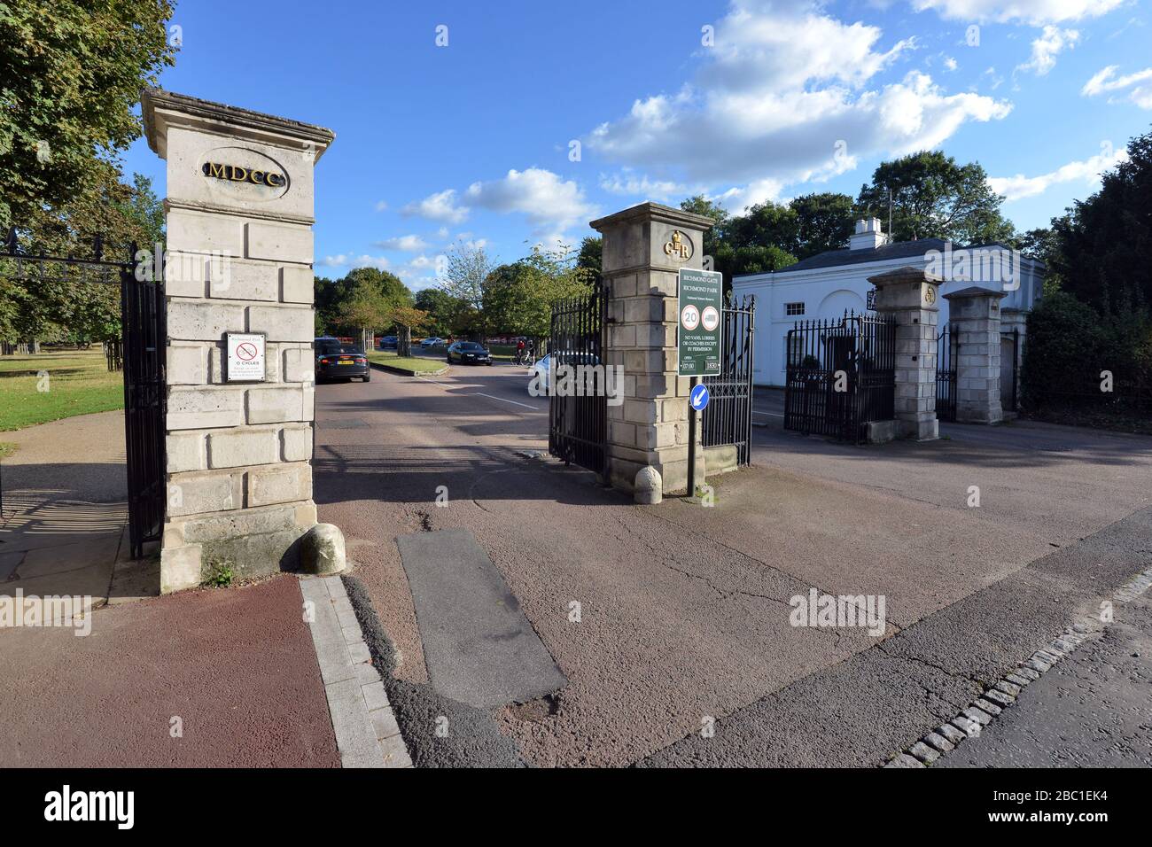 Entre por Richmond Gate ou Roehampton Gate
