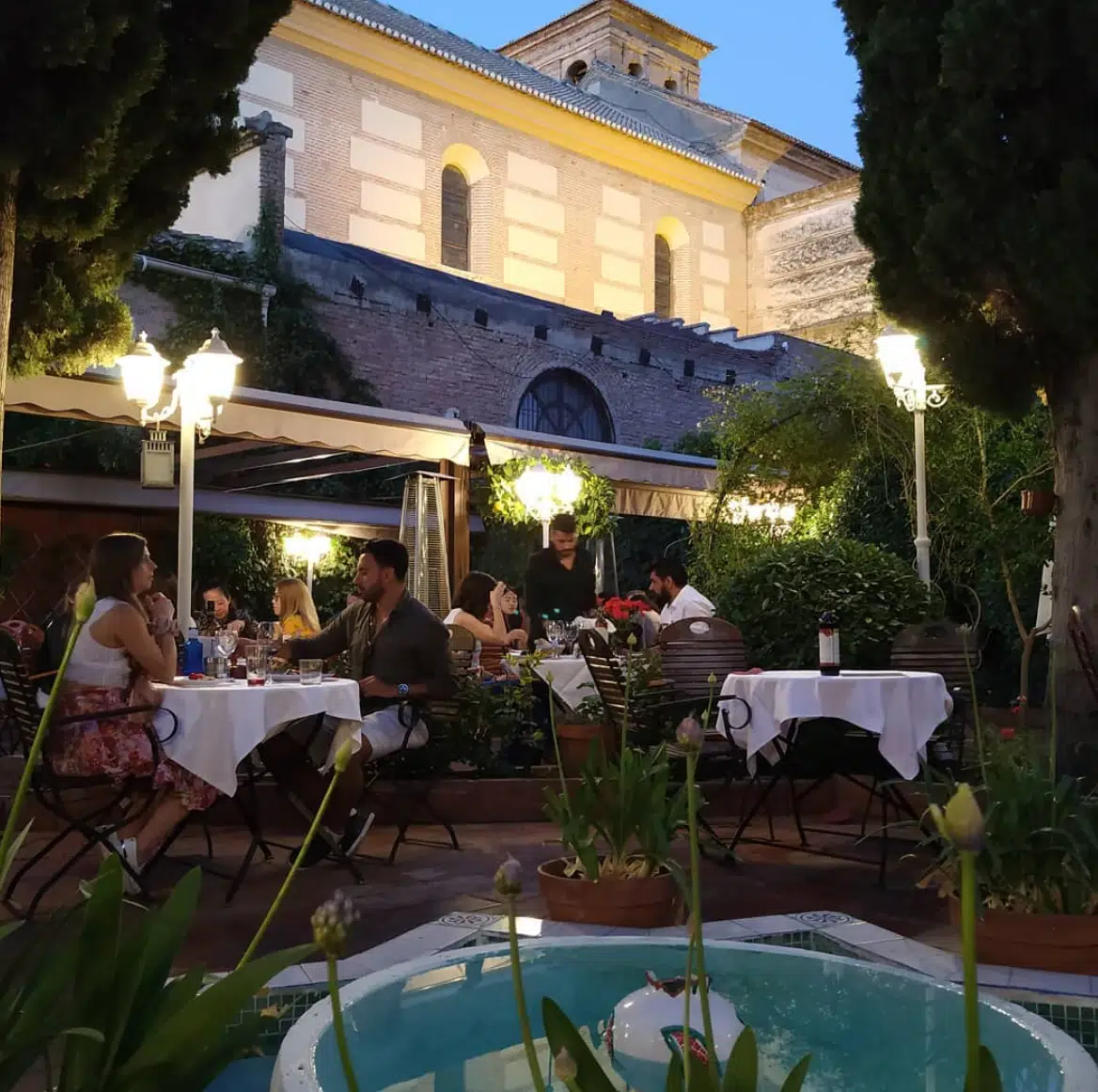 Granada Flamenco Dinner Show at Jardines de Zoraya