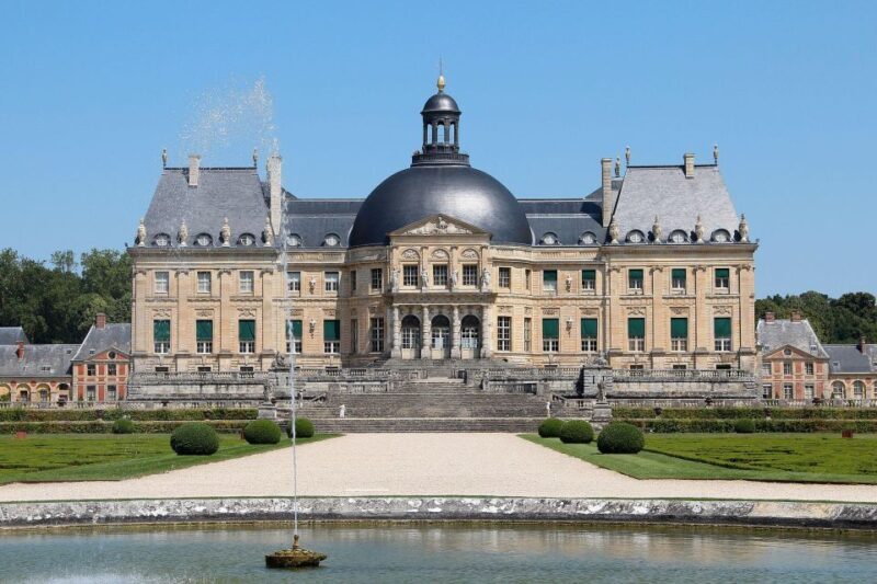 Fontainebleau and Vaux Le Vicomte Tour
