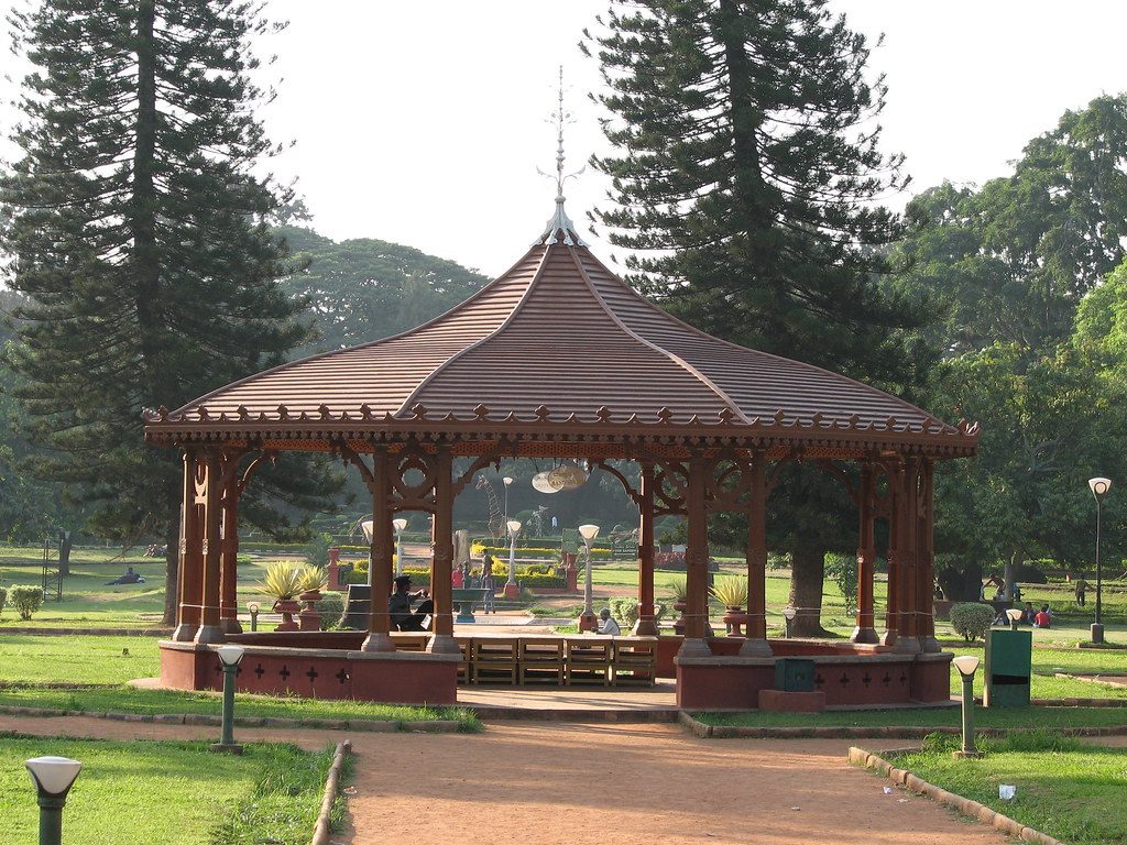 Paseo por el lago y el quiosco de música
