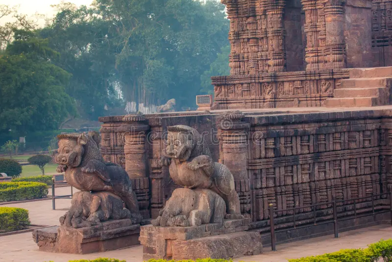 Main courtyard and Gajasimha statues