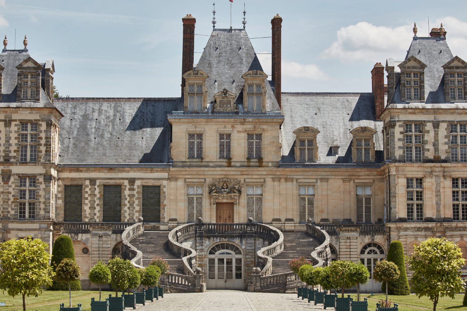 How Far Is Fontainebleau From Paris