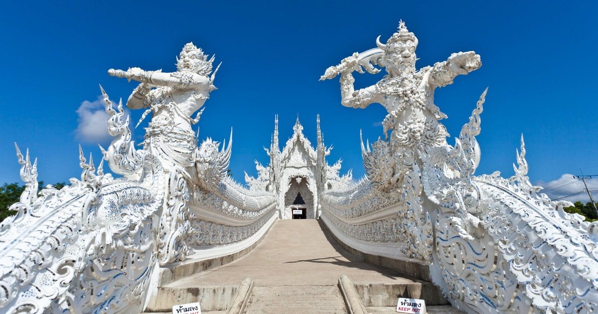 White and Blue Temple Tour From Chiang Mai