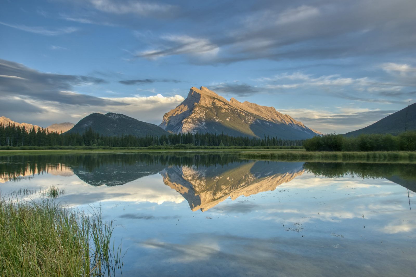 Vermilion Lakes Viewpoint