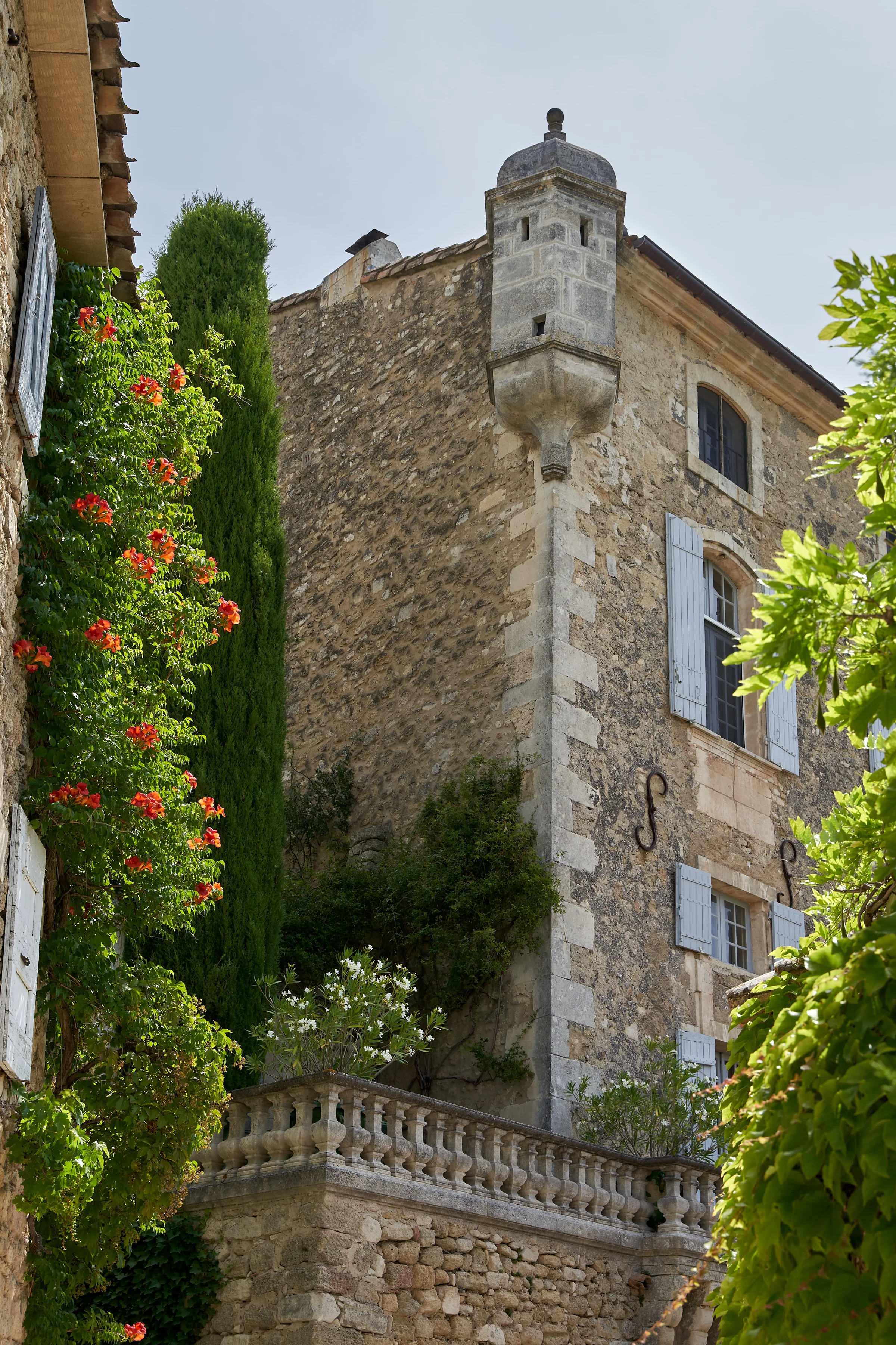 Place de l'Horloge in Ménerbes