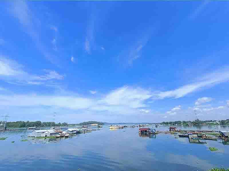 La Nga Floating Village