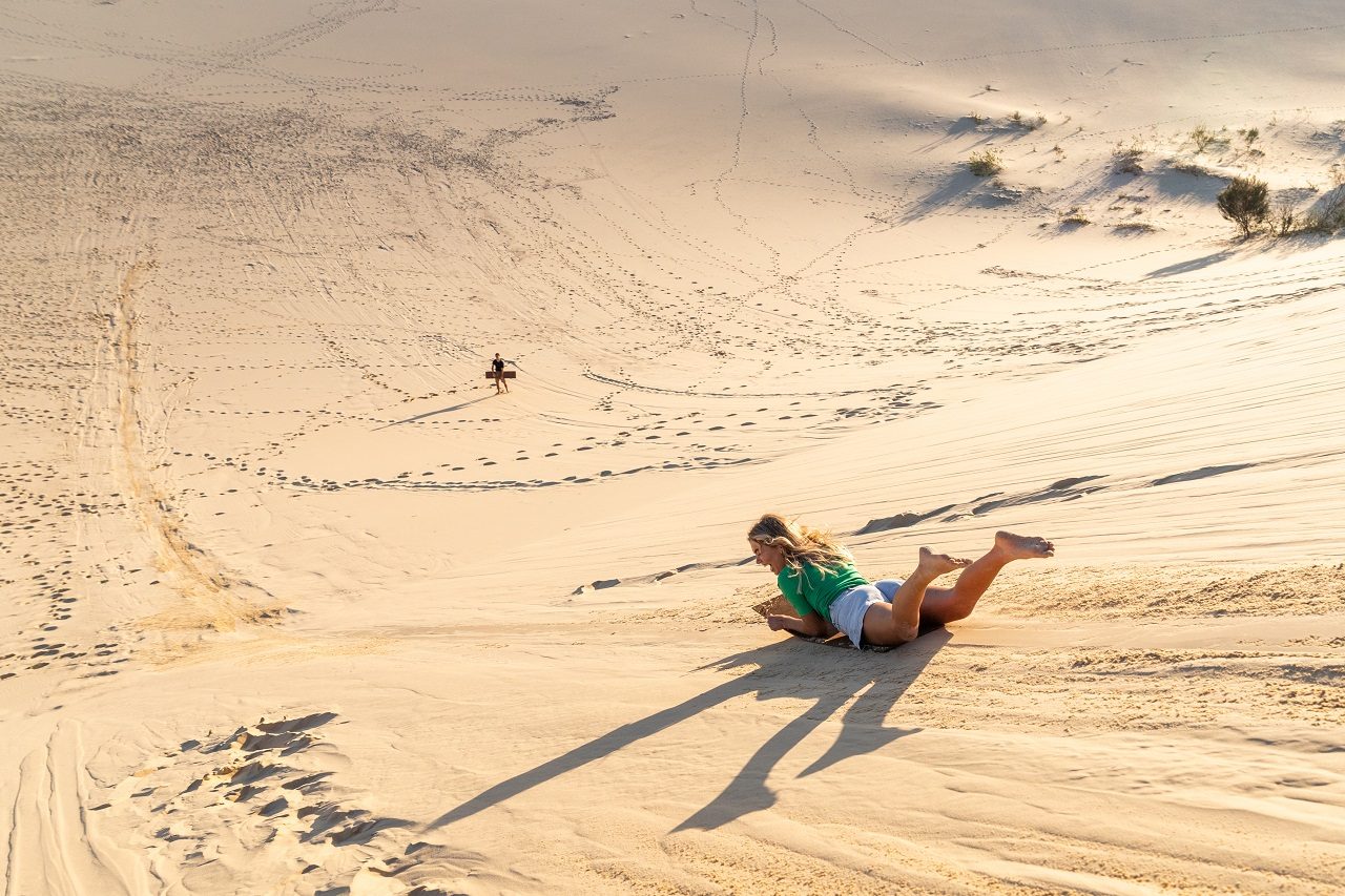 Sandboard dans le désert