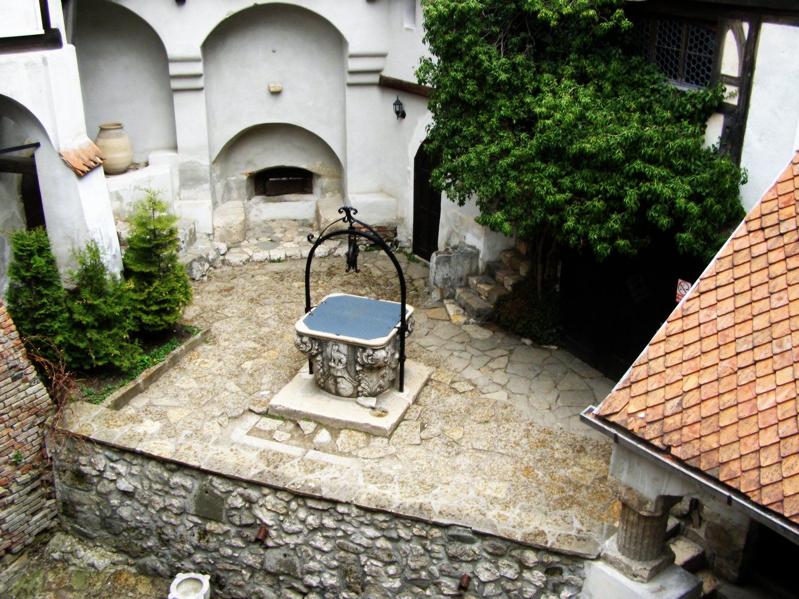Visita al patio y al pozo del castillo