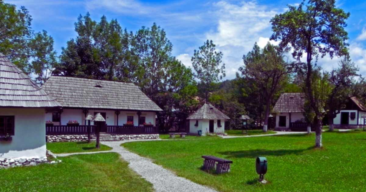Exploración del parque del castillo y el museo etnográfico