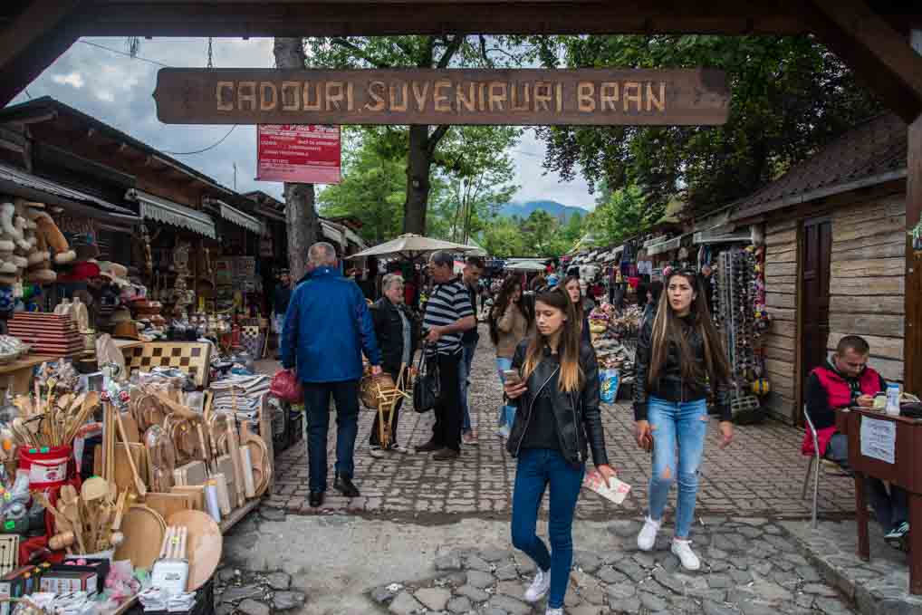 Llegada y exploración del mercado del pueblo
