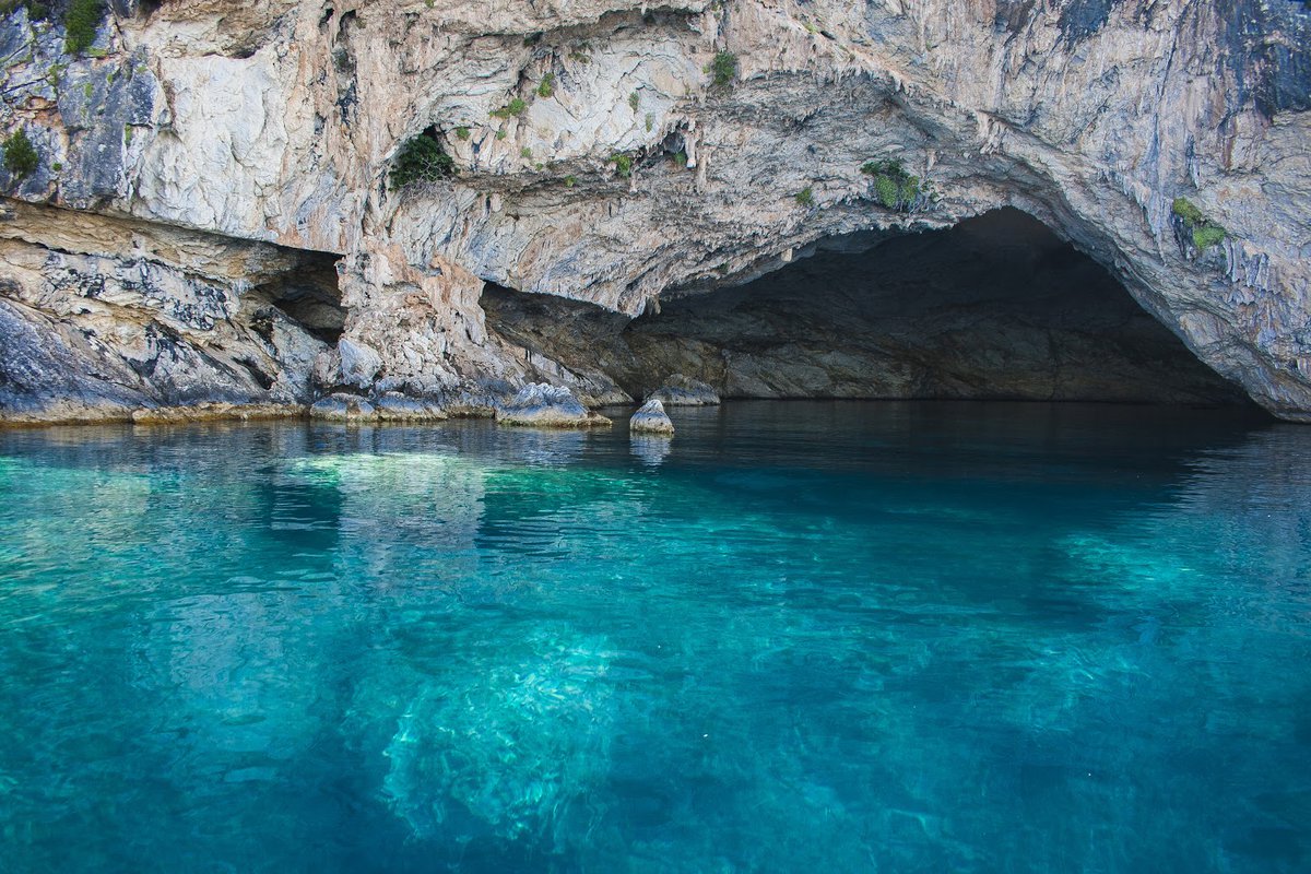 Papanikolis Cave