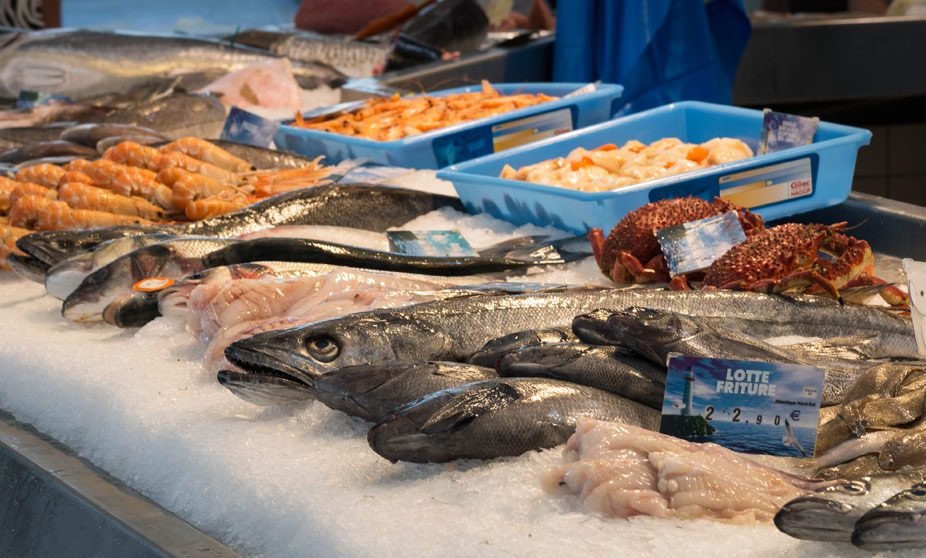 Home to the freshest catch from the Bay of Biscay, including hake and blue lobster. Market visitors often see chefs sourcing daily ingredients here.