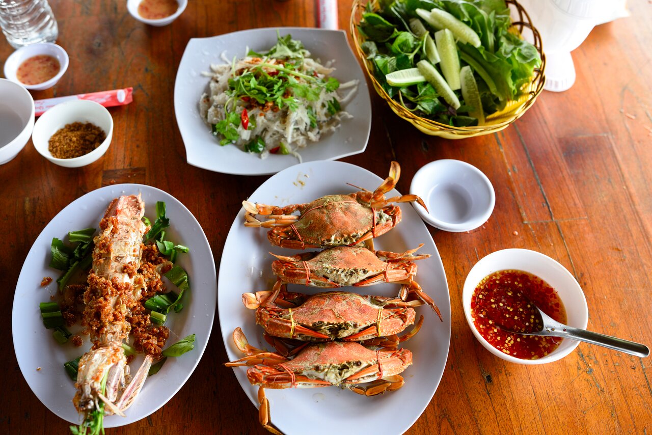 Mittagessen mit Meeresfrüchten in Bai Huong