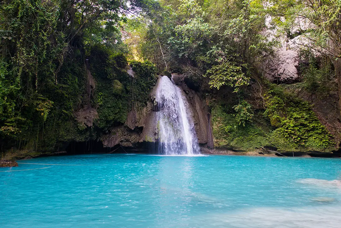 Cascade du deuxième niveau des chutes de Kawasan