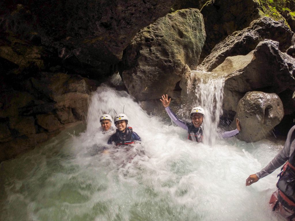 Passage à la nage dans la grotte aux stalactites