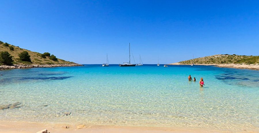 Levrnaka Bay