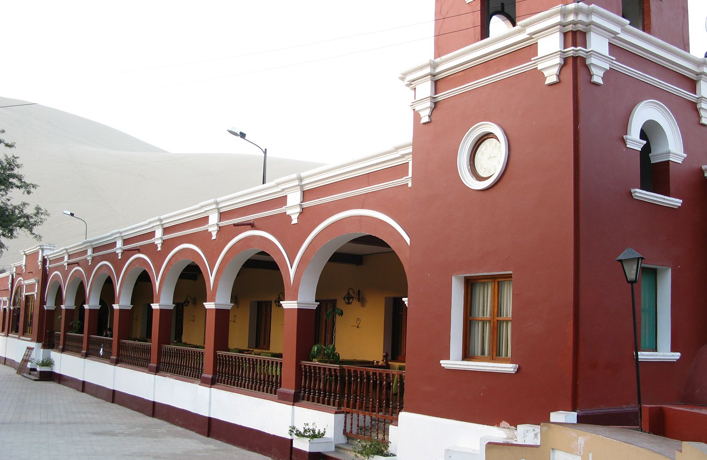 Historische Fassade des DM Hoteles Mossone