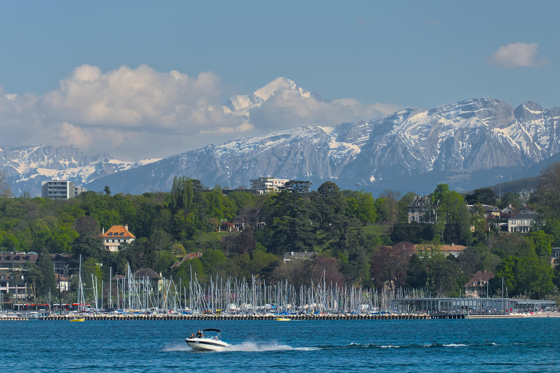 Viste alpine a metà lago