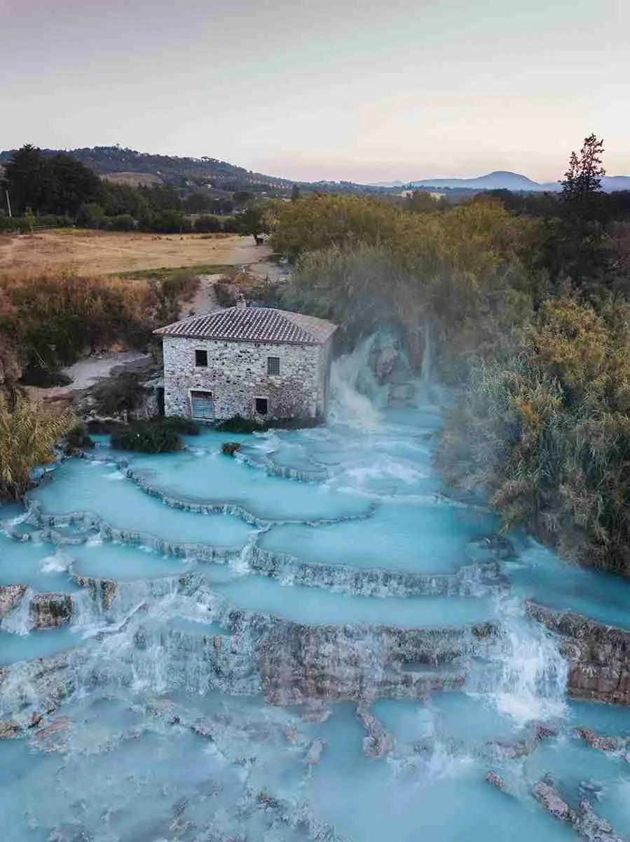 Immersione termale nelle vasche di travertino