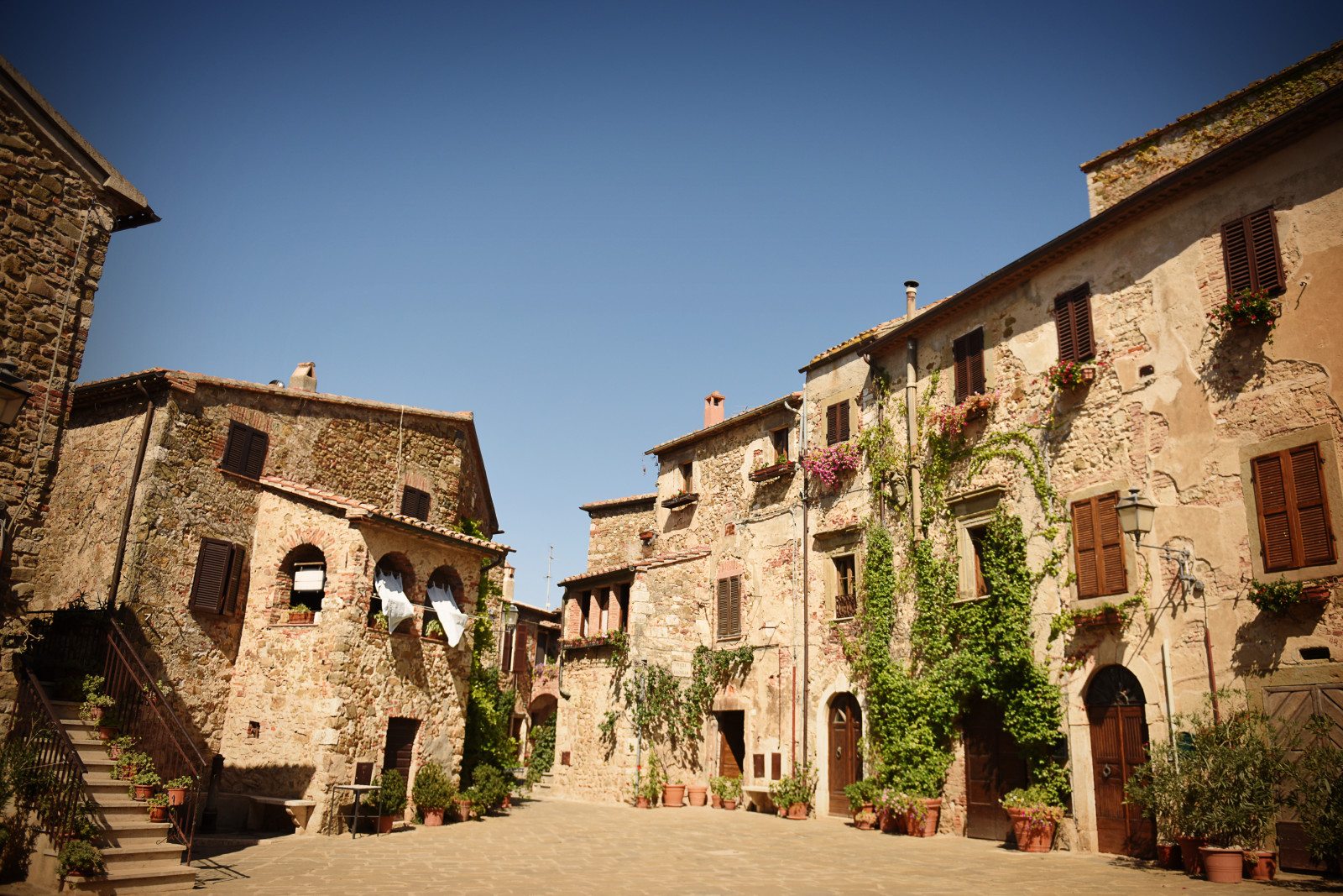 Pomeriggio nel borgo di Montemerano o Saturnia