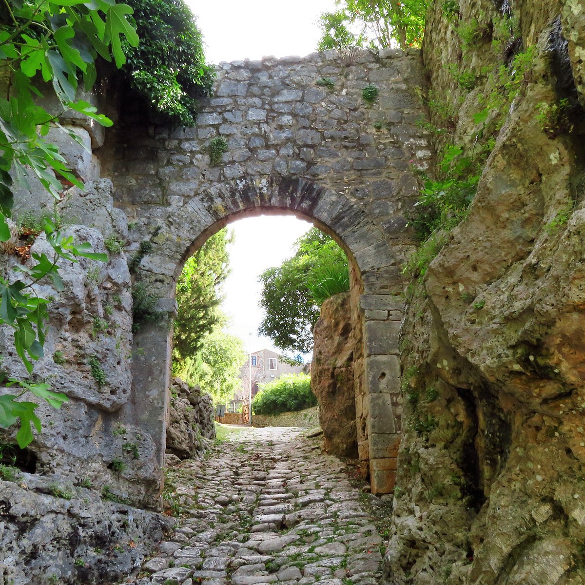 Porta Romana Saturnia