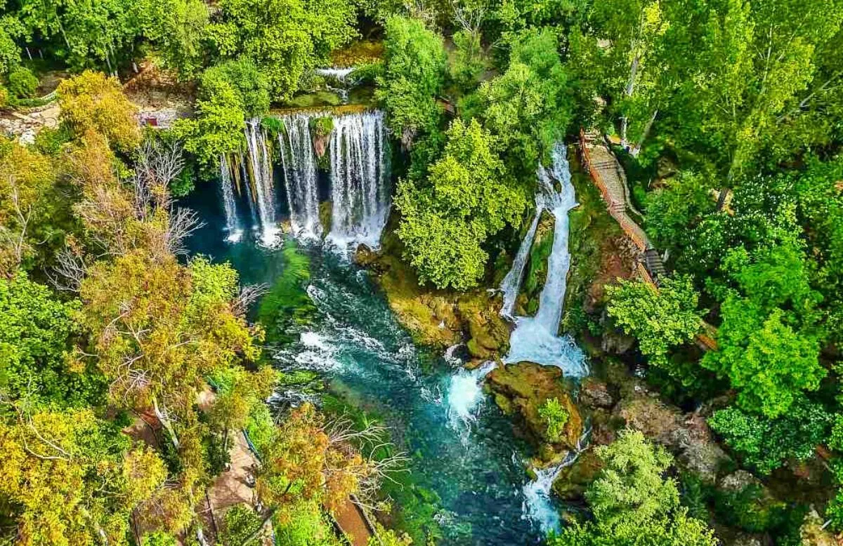 Cascade supérieure de Düden et bassin karstique