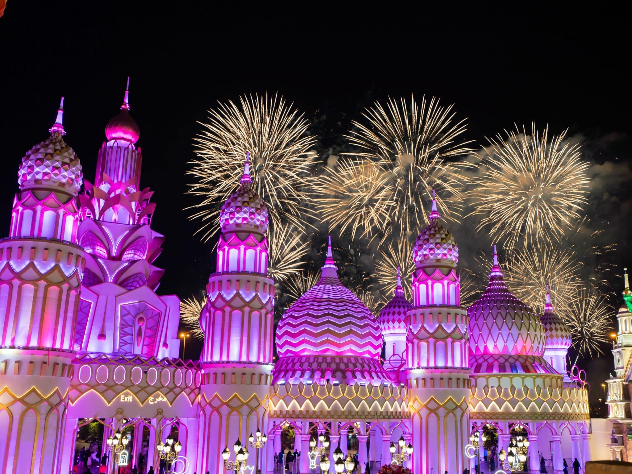 Spettacolo sul palco principale e fuochi d'artificio