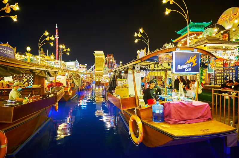 Cena al mercato galleggiante e in Fiesta Street