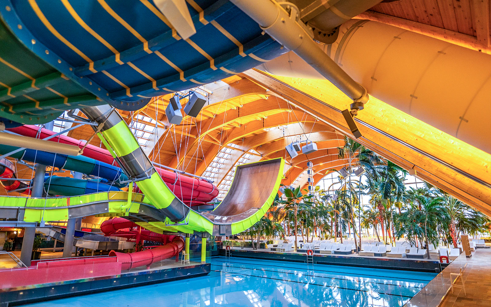 Zona Galaxy — Escorregas e Piscina de Ondas