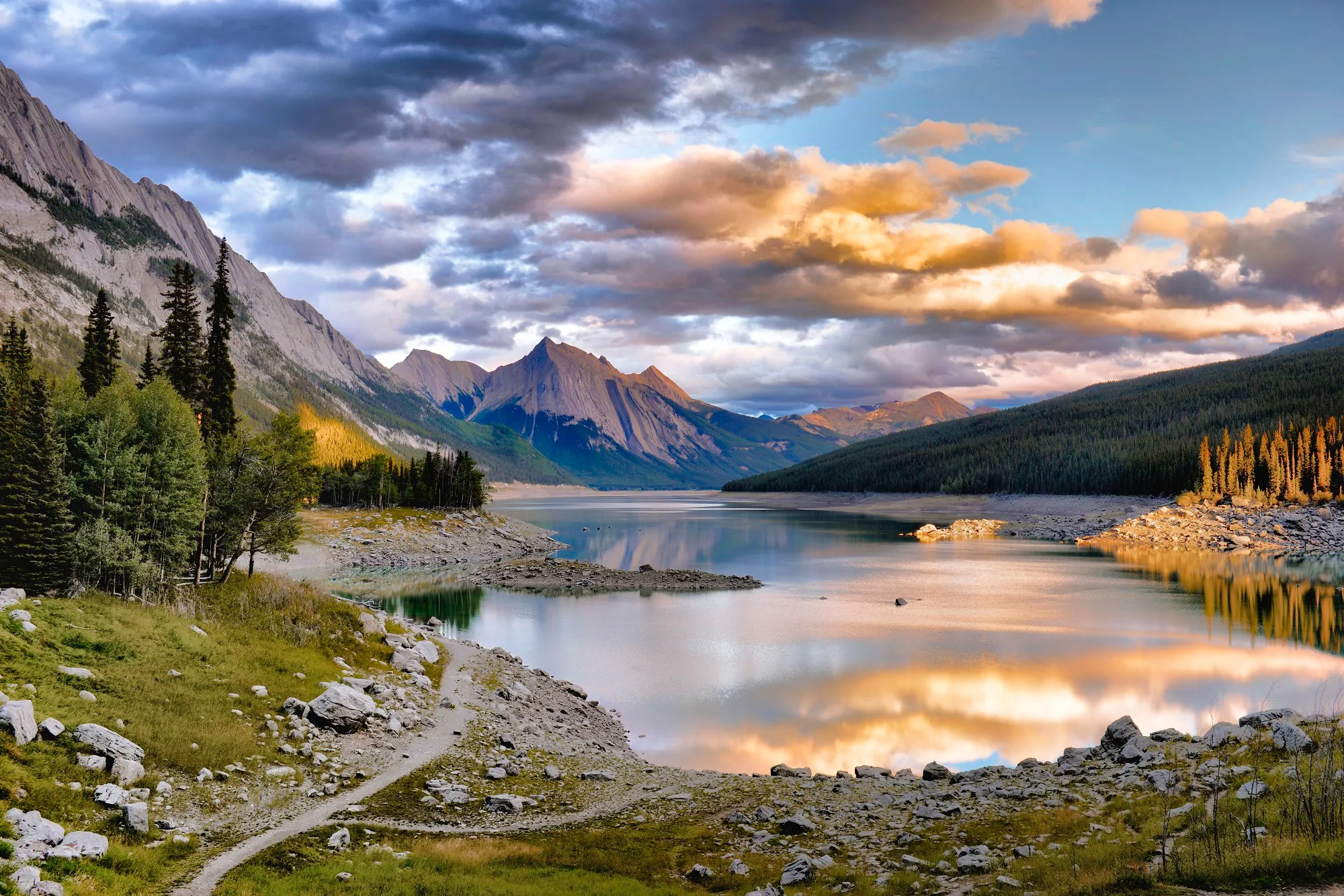 Drive from Jasper to Maligne Lake