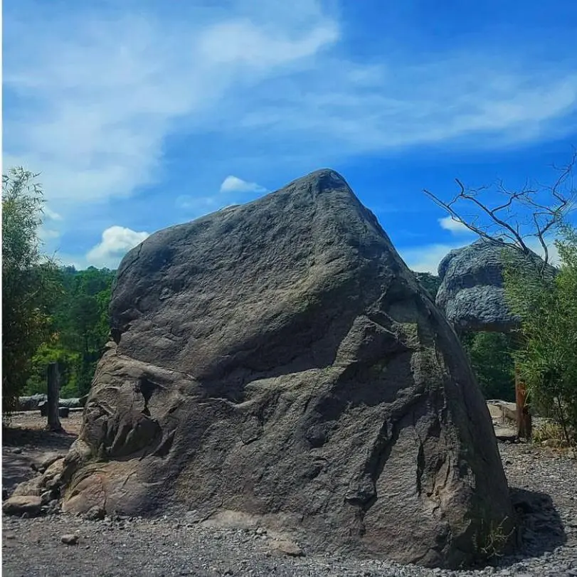 Batu Alien (Alien Stone)