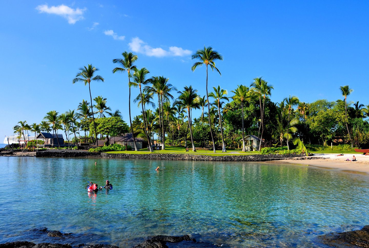 Kamakahonu Beach