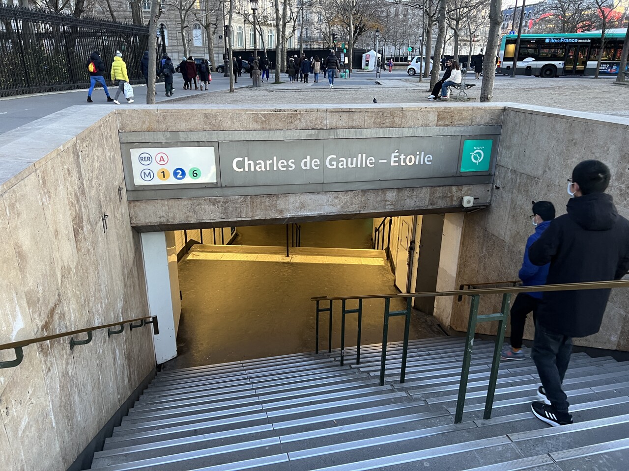 Charles de Gaulle–Étoile Métro Exit 2