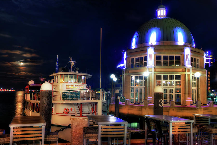 Foster's Rotunda — 30 Rowes Wharf