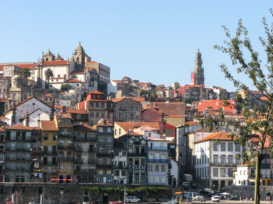Avenida Diogo Leite Entrance