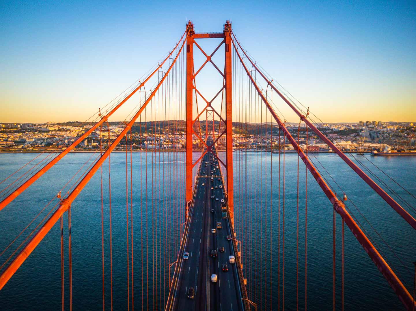 25 de Abril Bridge undershot