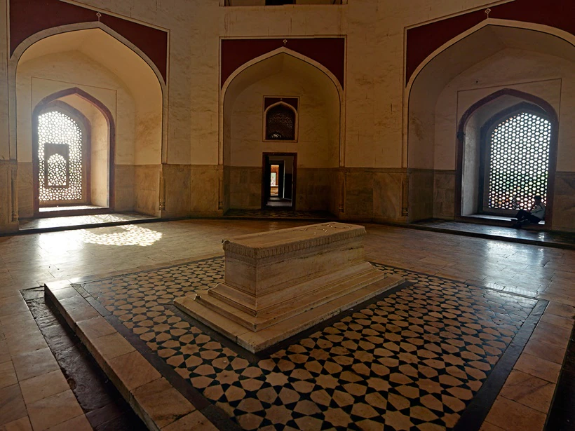 Central Tomb Platform and Chamber
