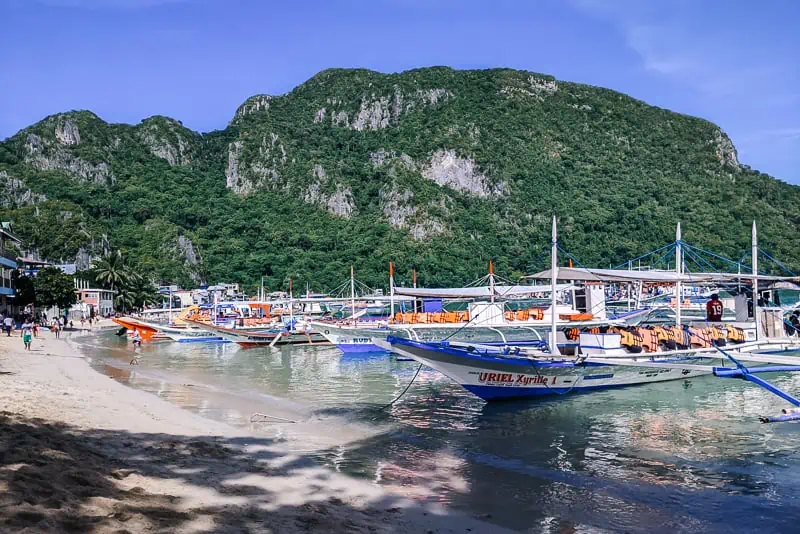 Board tour bangka at El Nido wharf