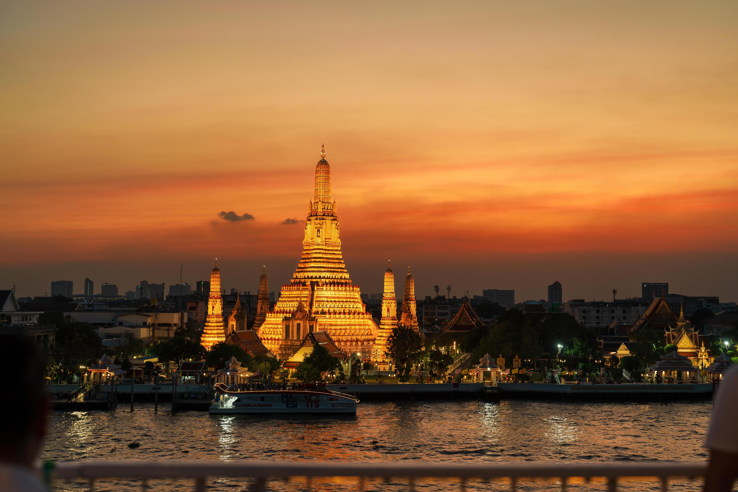Wat Arun (Temple of Dawn)