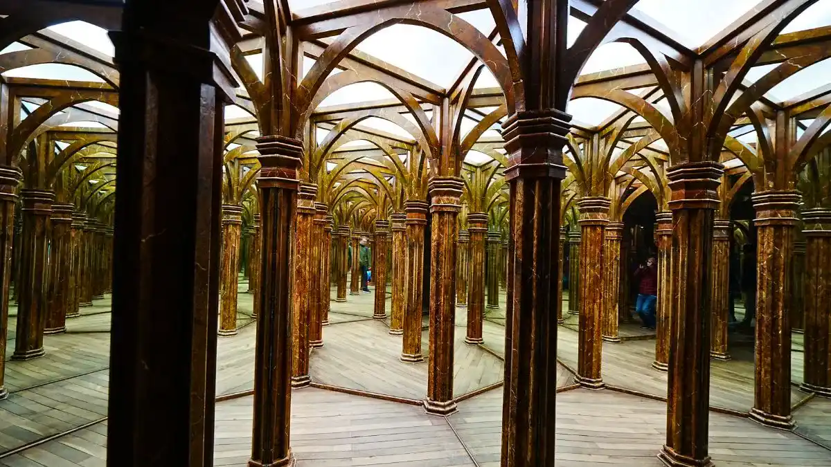 Mirror Maze (Bludiště)
