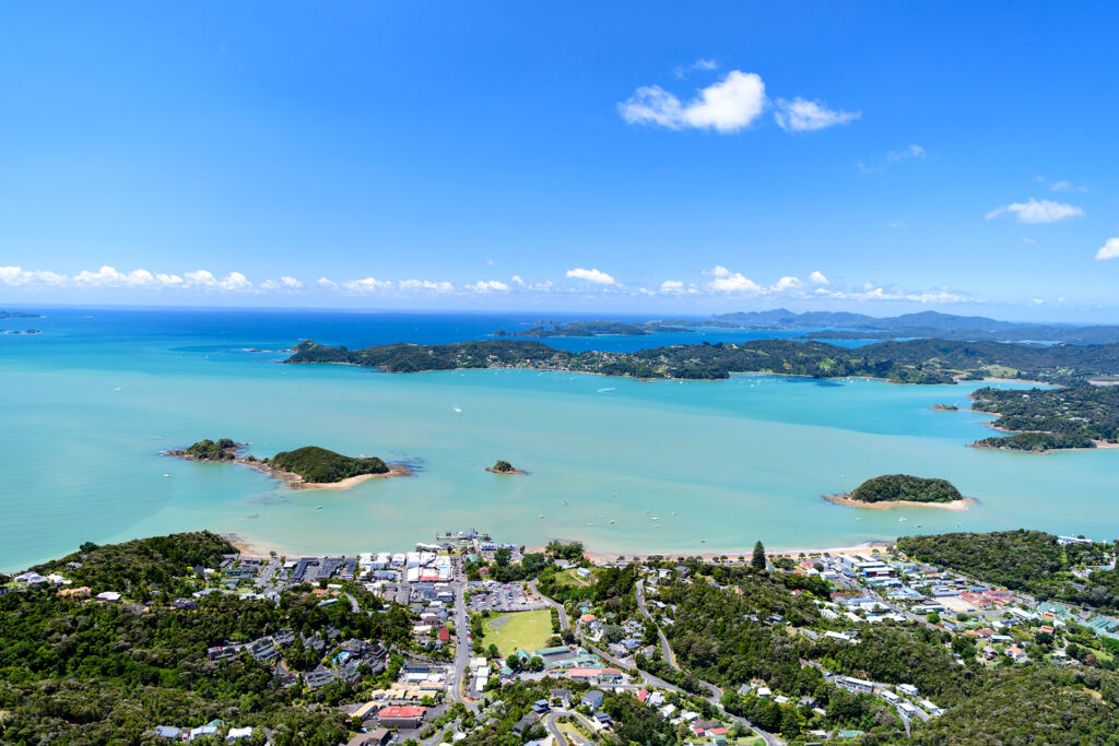 Plage et quai de Paihia