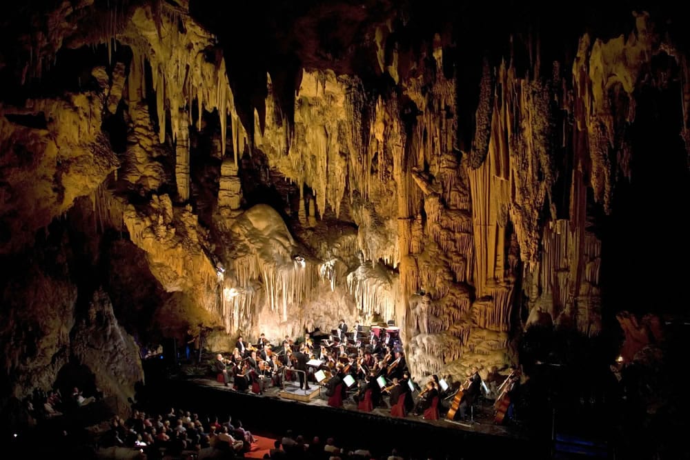 Sala de la Cascada (Hall of the Waterfall / Ballet Hall)