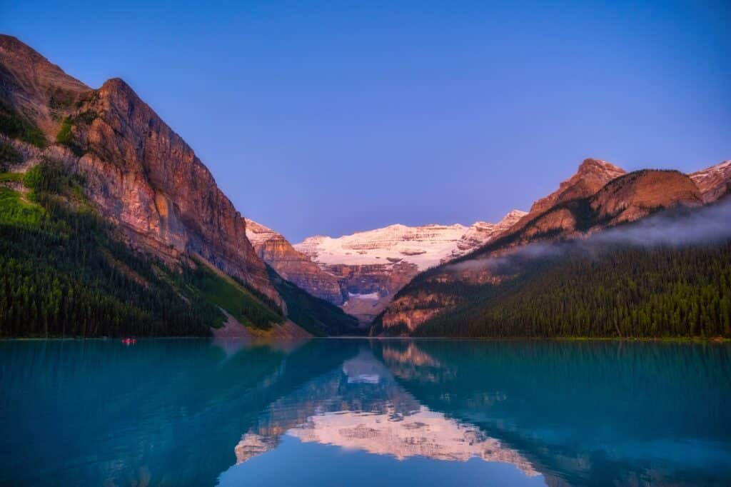 Features a dramatic canyon drop.