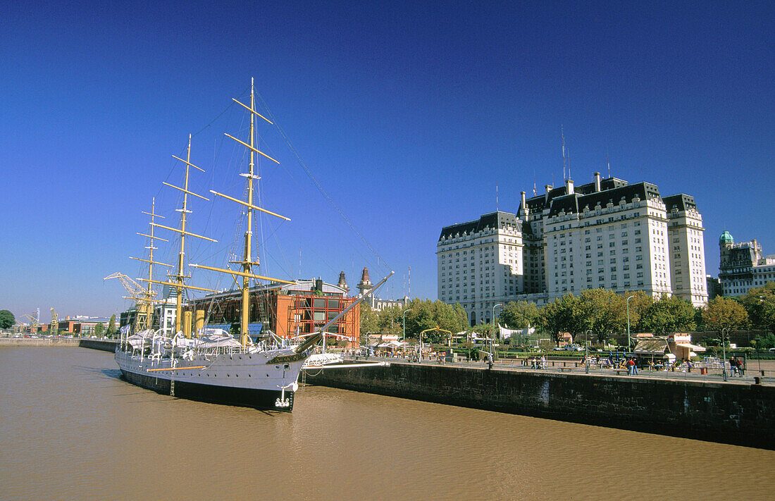 Enjoy views of the Puerto Madero docks before the show begins. This area provides a relaxing atmosphere in the evening.