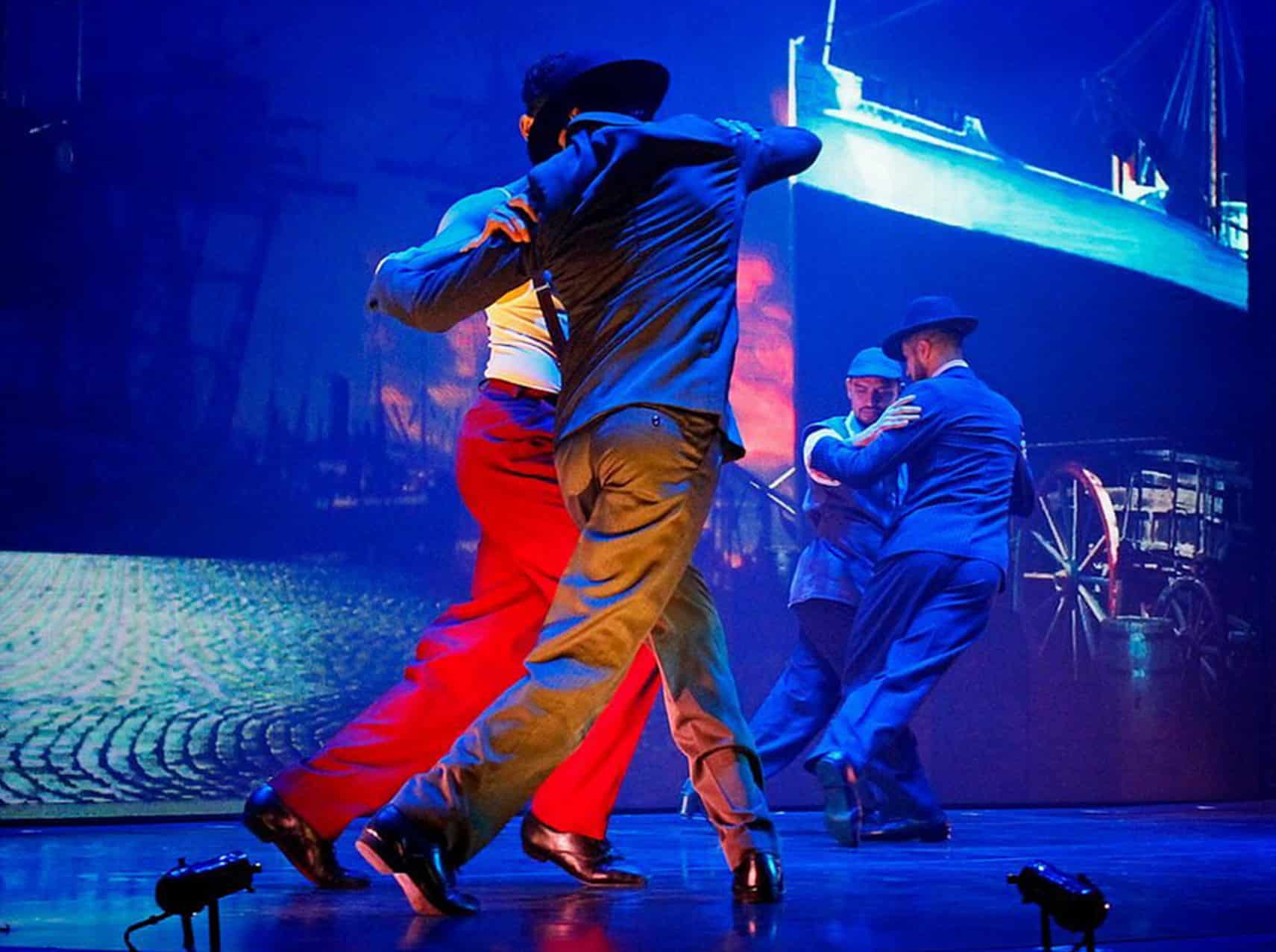 The central stage hosts the best tango dinner show buenos aires with professional dancers and live orchestras. It features high-quality sound and lighting systems.