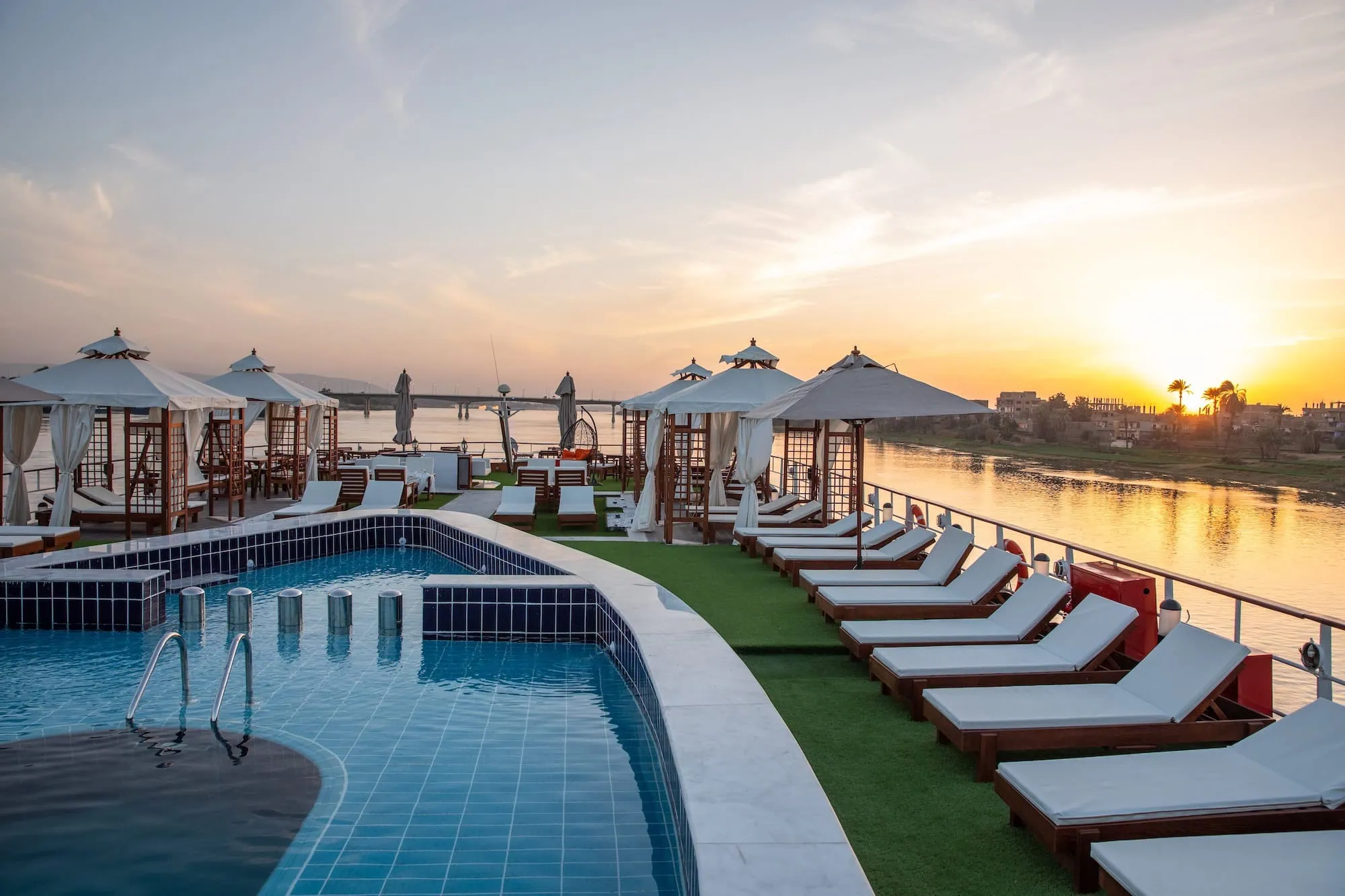 Top-Deck Pool Lounge