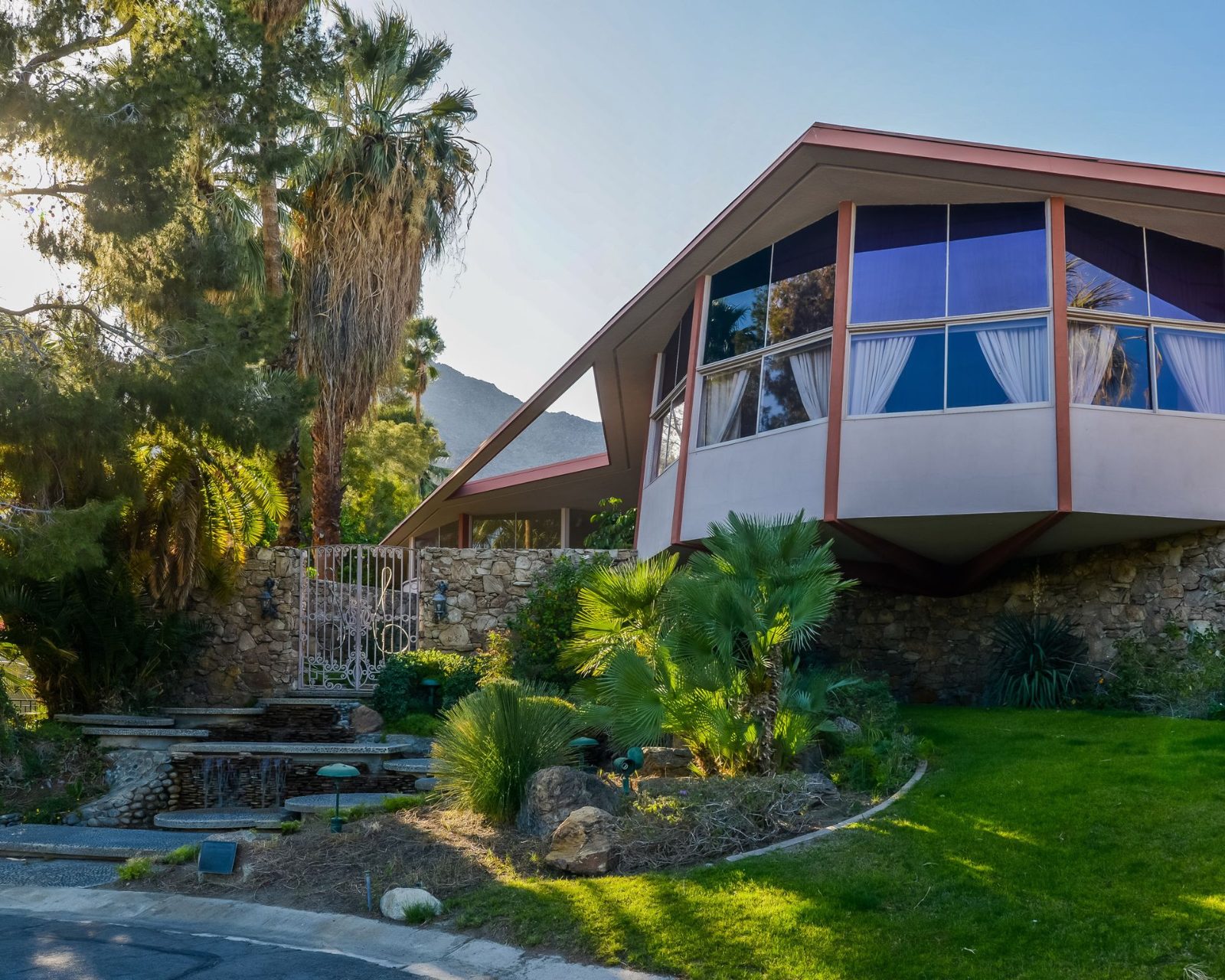 Elvis Honeymoon Hideaway