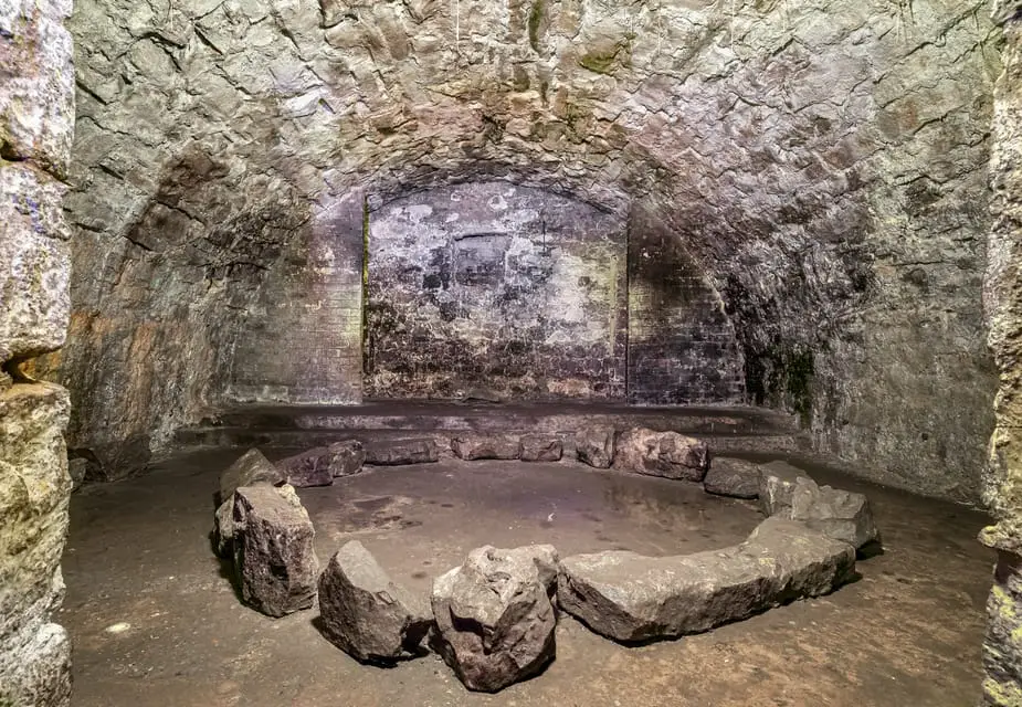 Edinburgh Underground Vault Tours Through Historic Chambers